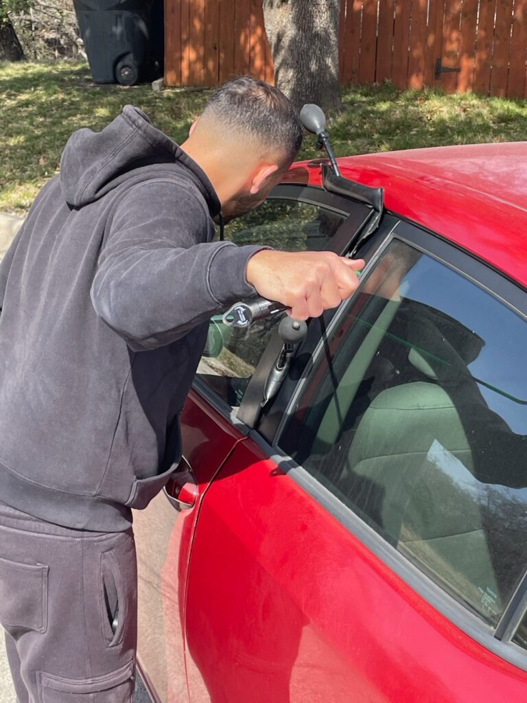 Emergency locksmith service in Plano TX unlocking car door